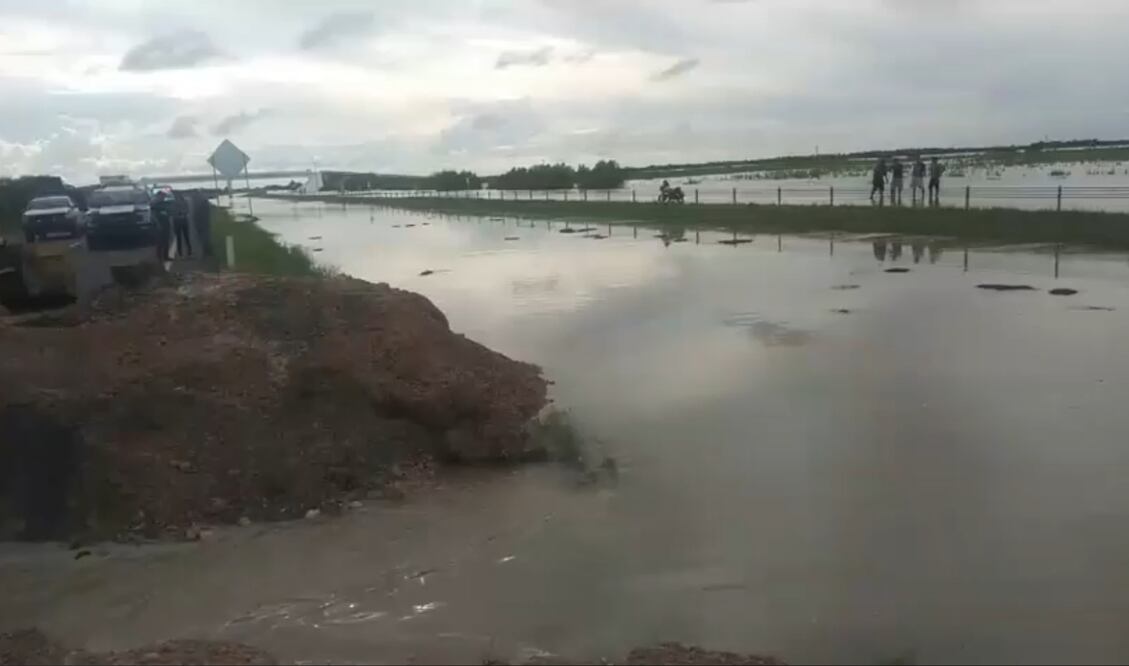 Ejidatarios rompen carretera para salvar siembras tras desborde de Río Bravo