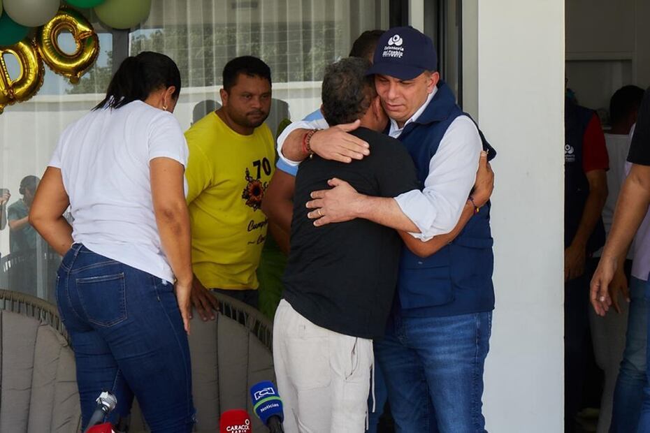 El Defensor del Pueblo de Colombia, Carlos Camargo (derecha) visitó este viernes al colombiano Luis Manuel Díaz, liberado en la víspera por la guerrilla comunista colombiana, que lo mantuvo secuestrado del 28 de octubre al 9 de noviembre pasados. Foto: Defensoría del Pueblo de Colombia