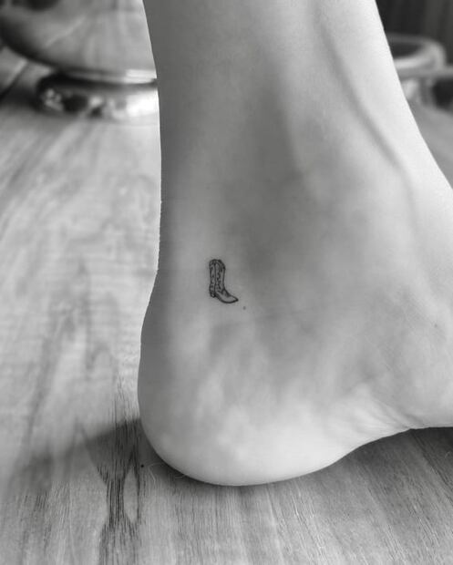 Kendall Jenner impacta con minifalda de mezclilla y nuevo tatuaje
