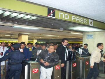 Policías capitalinos auxilian a niño extraviado en Metro Indios Verdes