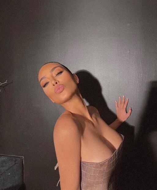 Kim Kardashian impone tendencia al lucir jeans rotos en Instagram