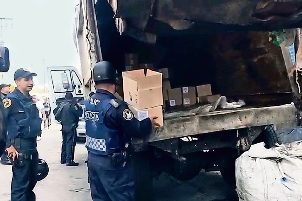 El camión de basura ilegal fue ubicado en el cruce de las calles González Ortega y Avenida del Trabajo en Tepito; estaba cargado de mercancía robada que incluía productos de belleza, televisores, celulares y otros electrodomésticos (ESPECIAL)