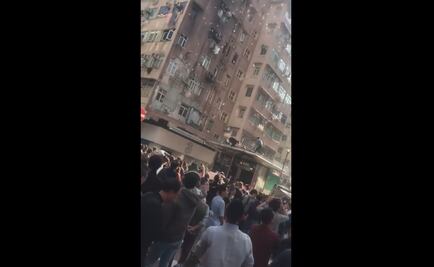 Arrestan a hombre por lanzar miles de dólares por una ventana en Hong Kong
