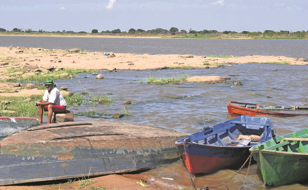 Un pescador espera en la orilla de un río en Paraguay, afectado por una sequía que ha impactado el paso del sector naviero.  Foto: Norberto Duarte/ AFP