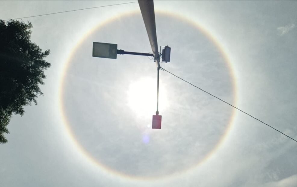 Un halo solar se apreció en la Ciudad de México, el 24 de mayo de 2025. Fotos: Juan Boites/ EL UNIVERSAL