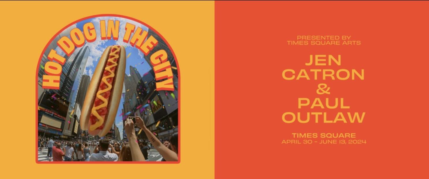 El dúo de artistas estadounidenses Jen Catron y Paul Outlaw llevó este martes al corazón de Times Square una estructura de 20 metros de altura con forma de perro caliente 