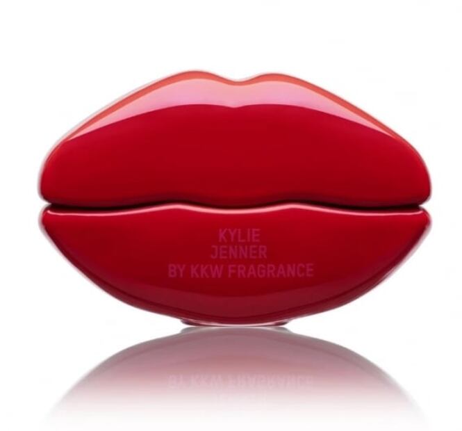 Anuncian nuevo perfume de Kylie y Kim Kardashian