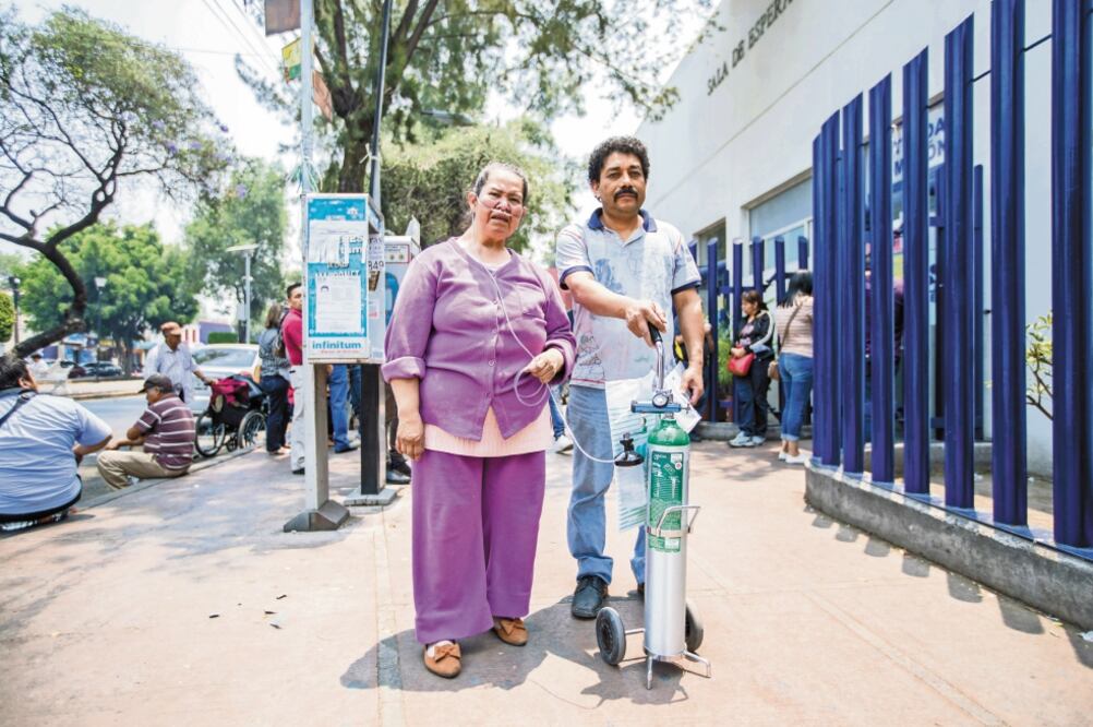 Al jalar su tanque de oxígeno para salir del Instituto Nacional de Enfermedades Respiratorias, Verónica, quien padece EPOC, jadea por el esfuerzo y trata de inhalar el mayor aire posible. Foto/GERMÁN ESPINOSA. EL UNIVERSAL