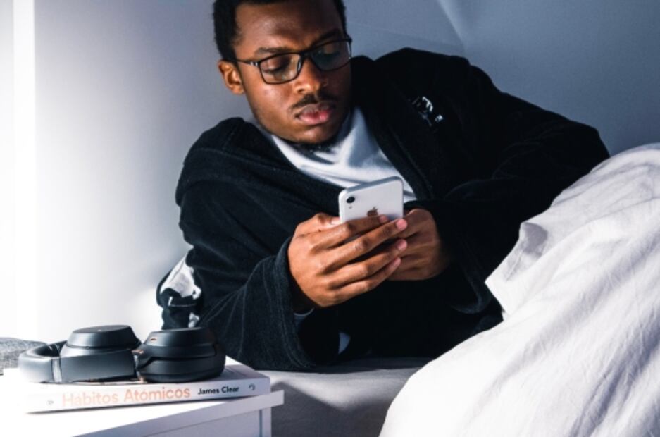 ¿Qué riesgos de salud puede causar dormir cerca del celular?