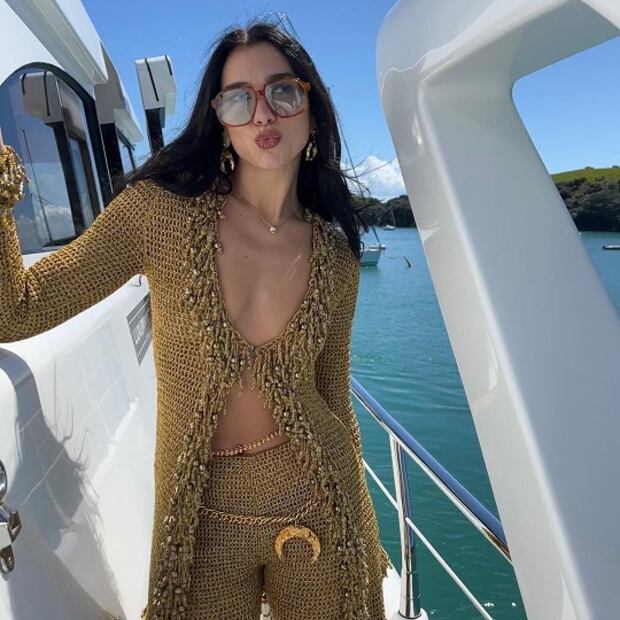 Dua Lipa hipnotiza a sus seguidores con sensual look dorado