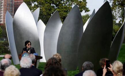 Yoko Ono "cultiva" una flor de loto en Chicago