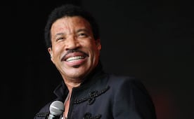 Lionel Richie interrumpe y luego suspende concierto en Minnesota tras sentirse indispuesto en el escenario