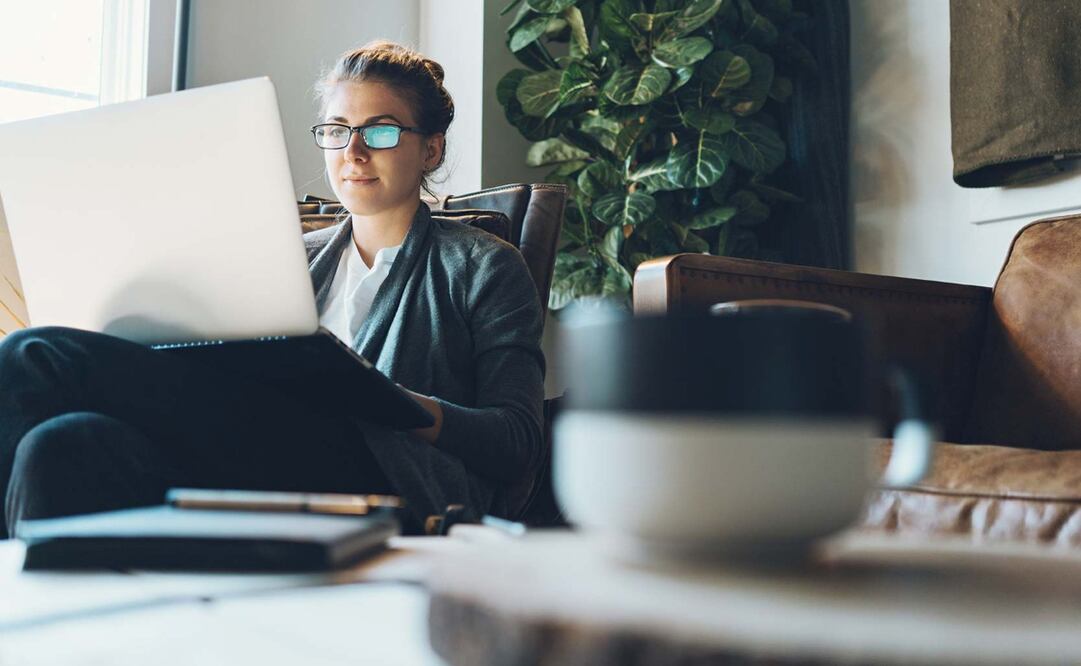 La Zenbook Pro Duo cuenta con una pantalla táctil secundaria 4K de ancho completo lo que la hace ideal para quienes se dedican al trabajo creativo Copy: Una buena parte del éxito del home office es contar con un equipo de cómputo que solvente las necesid