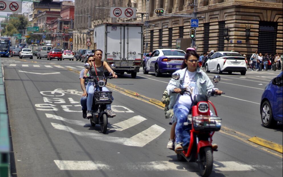 A pesar de las nuevas normas, conductores de bicimotos siguen circulando en vías confinadas, en sentido contrario, sobre las banquetas y sin casco en calles del Centro Histórico de la Ciudad de México, el 19 de agosto de 2025. Foto: Fernanda Zamora/EL UNIVERSAL