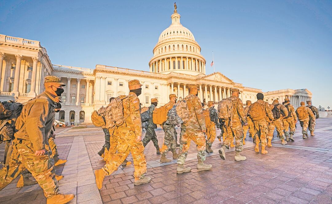 Miembros de la Guardia Nacional, enfrente del Capitolio. El Pentágono autorizó desplegar 15 mil soldados tras el asalto al recinto. Foto: Jim Lo Scalzo. EFE