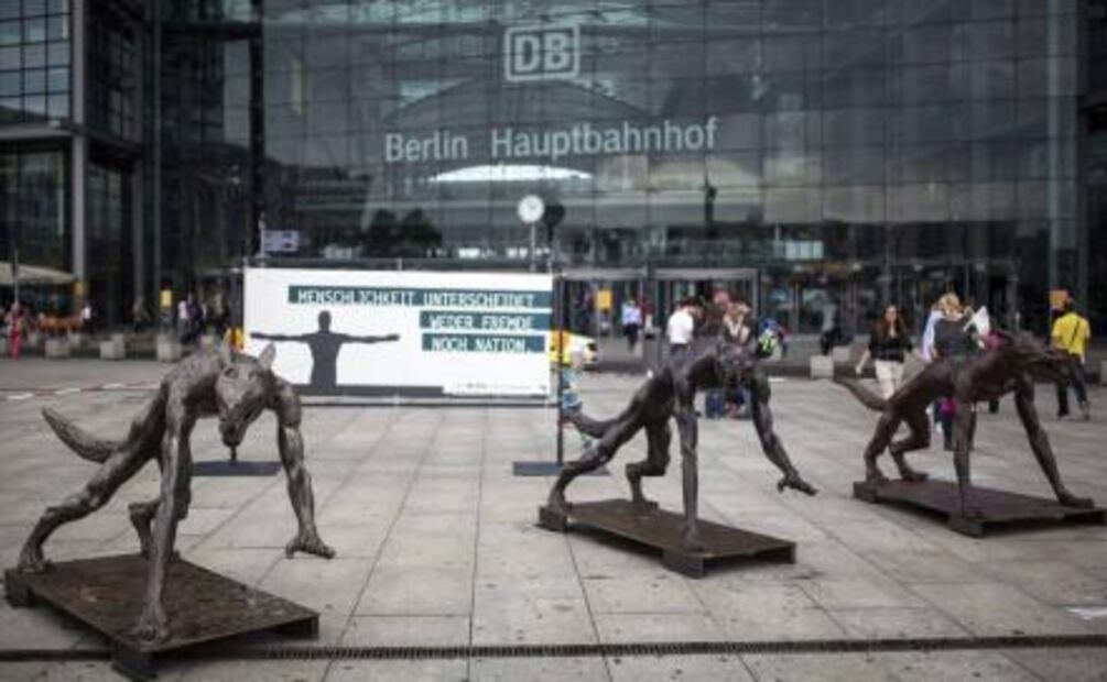 Berlín: Instalan esculturas de lobos contra la ultraderecha