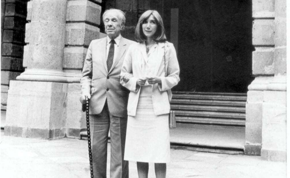 El escritor y su famosa esposa, María Kodama, en su tercera visita a México, en 1981. Foto: Paulina Lavista