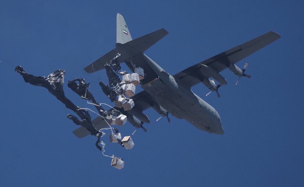 Ayuda humanitaria lanzada desde el aire a los palestinos sobre la ciudad de Gaza, Franja de Gaza, el domingo 27 de julio de 2025. Foto: AP