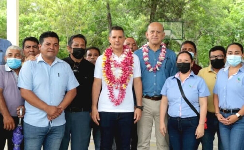 Murat recorre unidades médicas afectadas por huracán Agatha 