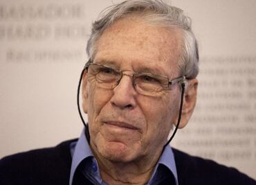 Viuda e hijos de Amos Oz salen en su defensa, tras acusaciones de maltrato