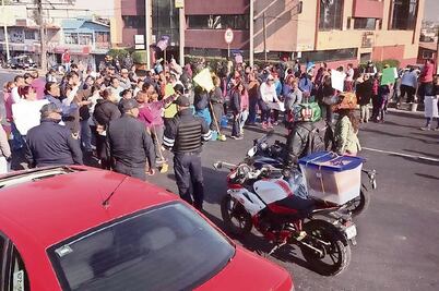 Padres de familia bloquean la calzada Ignacio Zaragoza