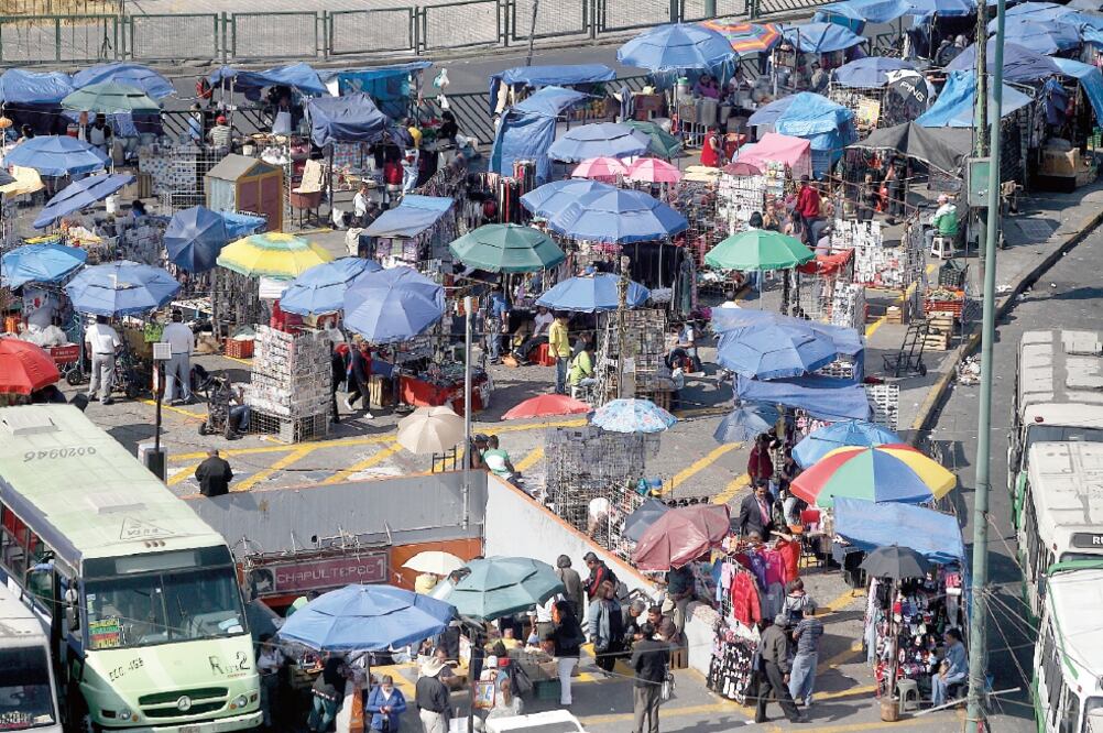 El diputado morenista José Alfonso Suárez del Real advirtió que el paradero del Metro Chapultepec no debe ser escenario del comercio en vía pública y del abandono constante en infraestructura y medio ambiente (ARCHIVO EL UNIVERSAL)