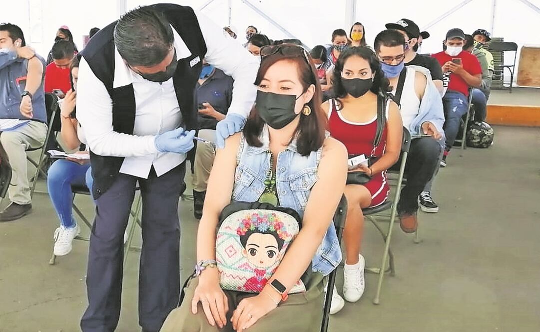 Es lamentable que el refuerzo anti-Covid sea para maestros antes que sector Salud, dijo Beatriz Vélez. Foto: ESPECIAL