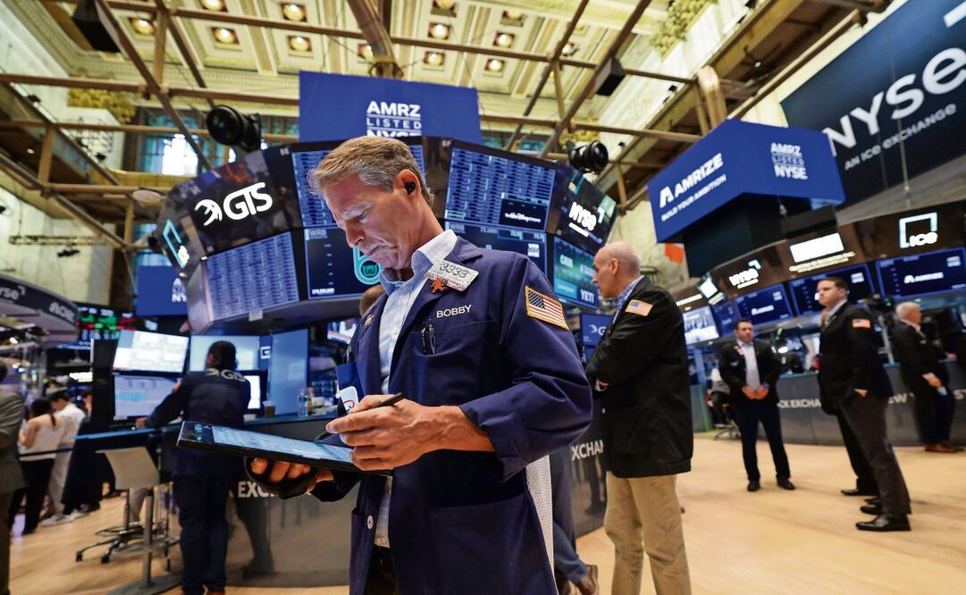 Los mercados accionarios en EU registraron ganancias ante la expectativa de que la Fed recortará su tasa. Foto: Timothy A Clary / AFP