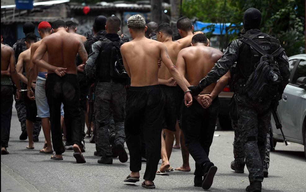 Policías escoltan a sospechosos arrestados durante la Operación Contención en Río de Janeiro, Brasil, el 28 de octubre de 2025. Hay 81 detenidos señalaron fuentes oficiales. Foto: AFP