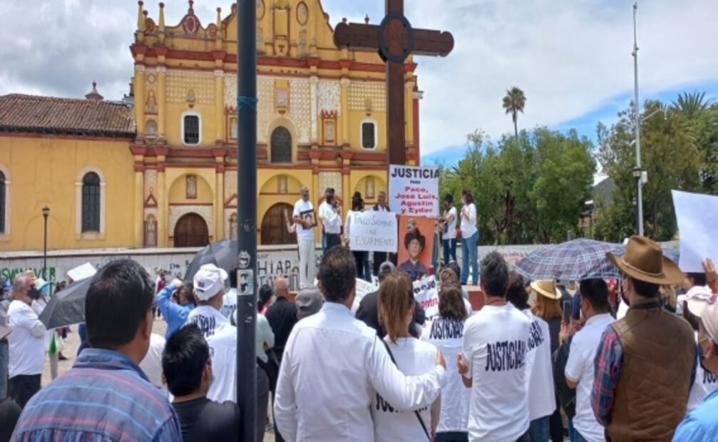 Exigen justicia familiares y amigos de personas calcinadas dentro de auto en Chiapas