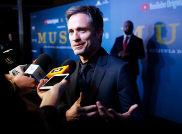 Gael García encabeza alfombra roja en Museo de Antropología