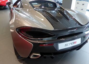 El misterio del McLaren que lleva años estacionado fuera de un hotel