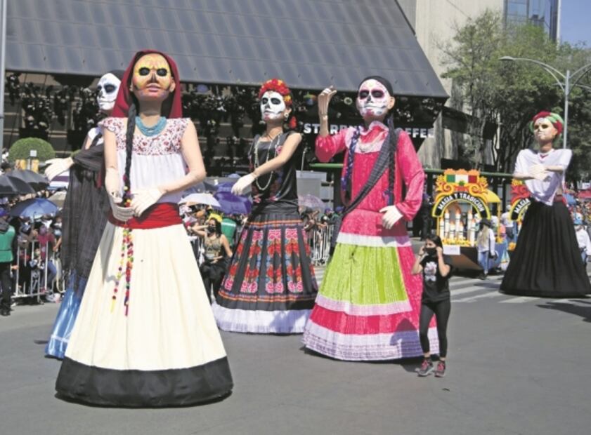 Sin temor, capitalinos desbordan las calles por desfile