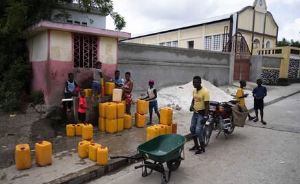 Topos mexicanos buscan a sobrevivientes del sismo de Haití con un escáner