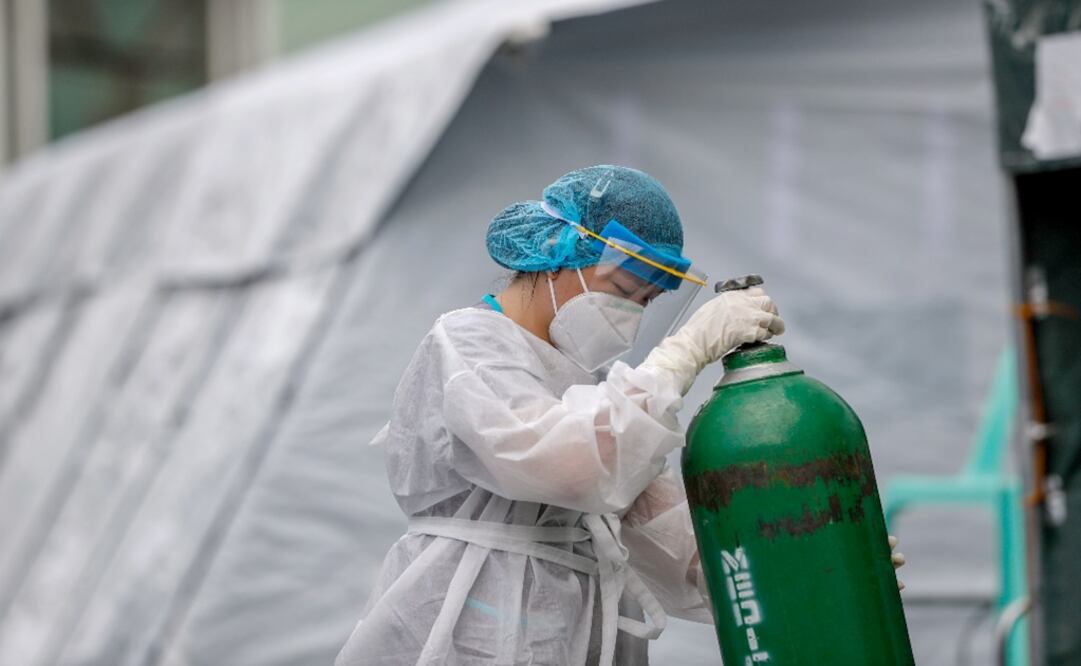 A health worker moves an oxygen tank at a hospital –Photo: Mark R. Cristino/EFE