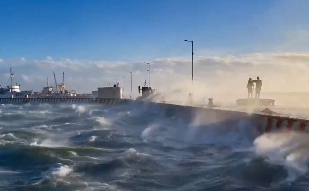 La Comisión Nacional del Agua reportó rachas de 71 kilómetros por hora en el malecón del puerto de Veracruz. Imagen ilustrativa