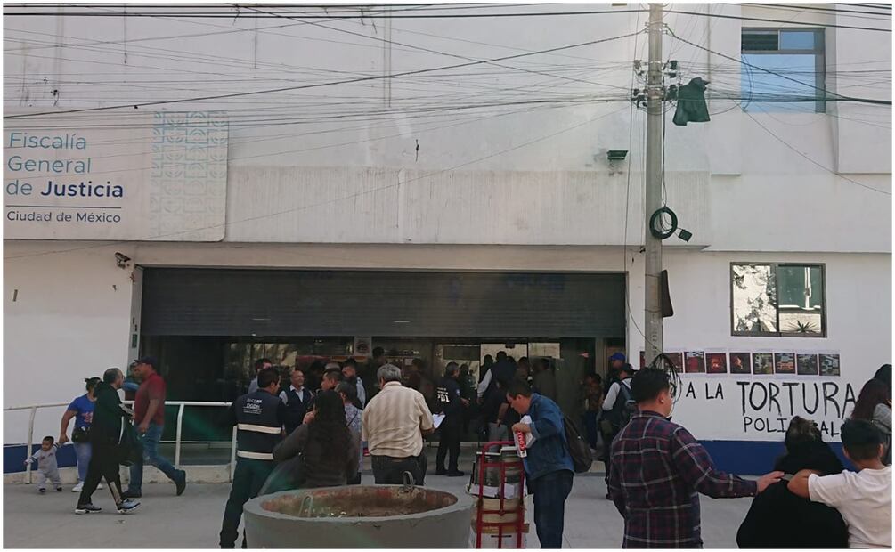 Realizan pintas afuera de la Fiscalía de la CDMX contra la represión policiaca (8/11/2024). Foto: Especial
