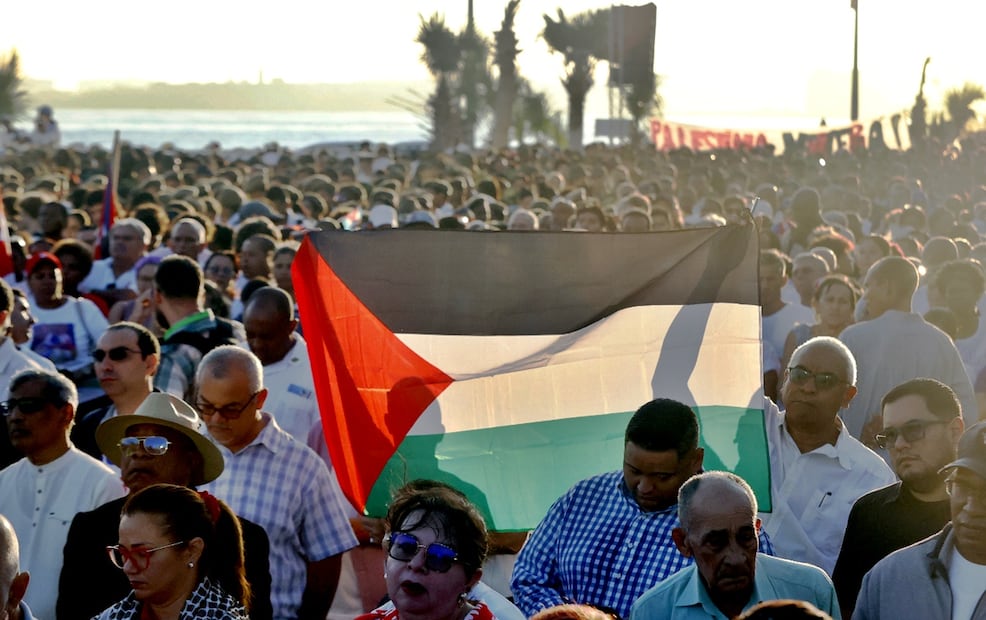 Cientos de personas participan en un acto de solidaridad con Palestina, en La Habana, Cuba, tras el anuncio de la primera fase del acuerdo de paz entre Israel y Hamás, el jueves 9 de octubre de 2025. Foto: EFE