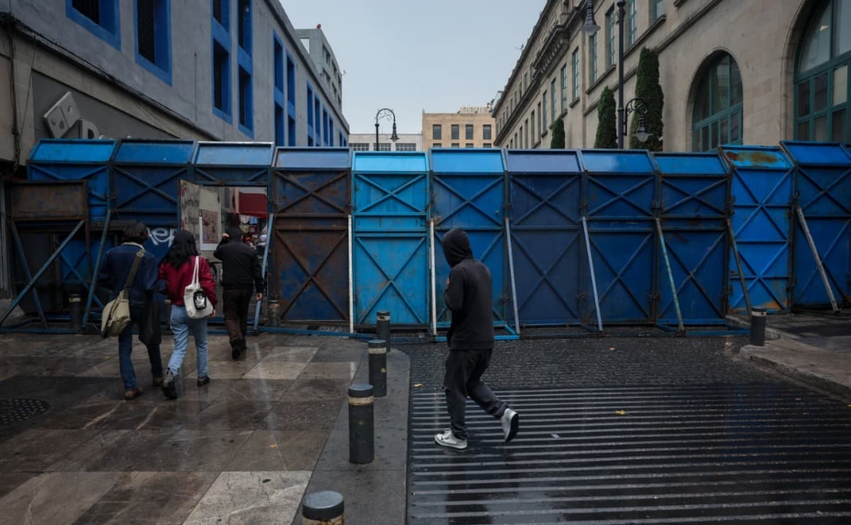 Colocan vallas en calles aledañas a Palacio Nacional por mega marcha de la CNTE (17/03/2026). Foto: Luis Camacho / EL UNIVERSAL