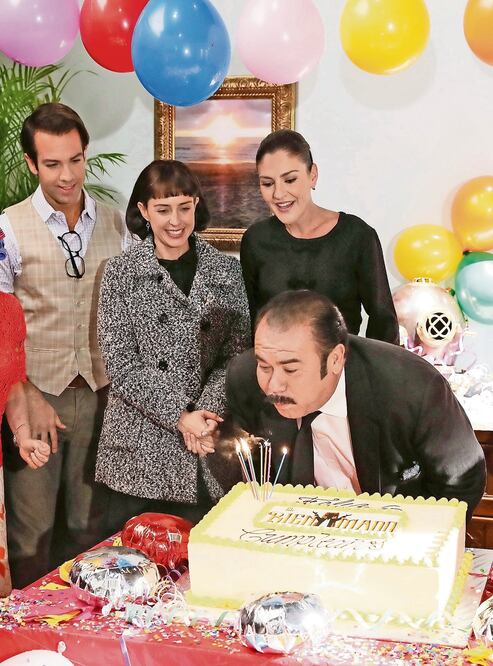 El actor festejó con el elenco de El bienamado. FOTO: JUNA CARLOS REYES GARCÍA. EL UNIVERSAL