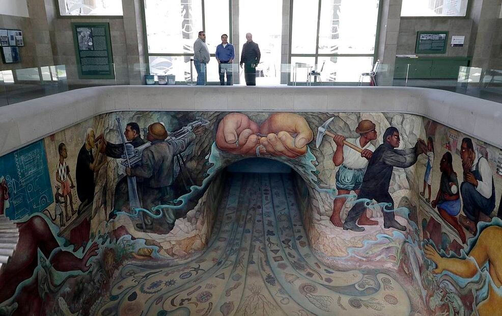 En el mural que Rivera tituló “El agua, el origen de la vida”, se ven personajes con cascos y herramientas porque el artista buscaba homenajear a los trabajadores que pasaron años levantando el Sistema Lerma. Cultura CDMX/Wikimedia Commons.