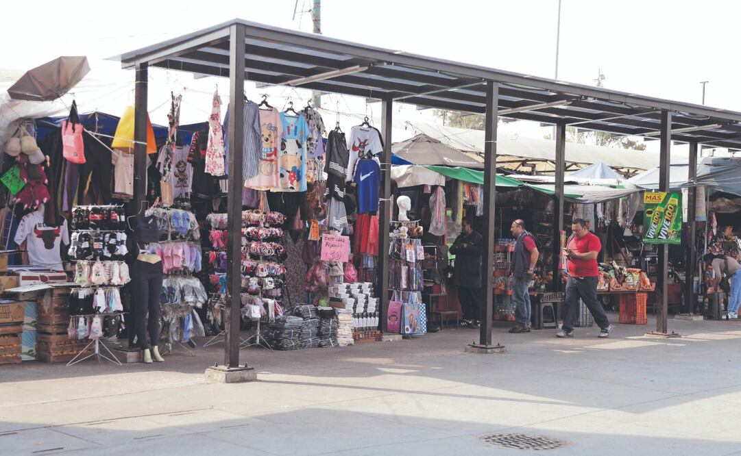 El reordenamiento de los comerciantes informales que trabajan en Indios Verdes está frenado debido al cambio de administración y a las inconformidades por parte de los vendedores por el acondicionamiento del espacio que tendrán. Foto de Carlos Mejía. El Universal