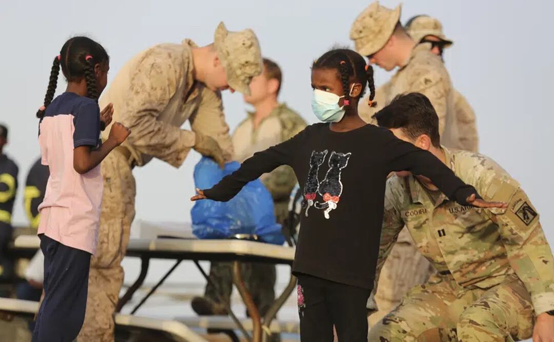 Ciudadanos estadounidenses son cacheados por soldados estadounidenses antes de embarcar en Port Sudan, el domingo 30 de abril de 2023. Foto: AP