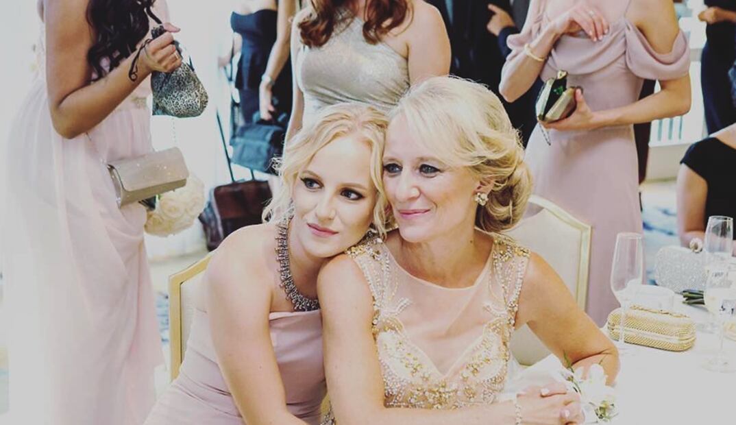 Chloé Greenfield y su madre Kim en la boda de su hermana mayor.
Foto: Instagram