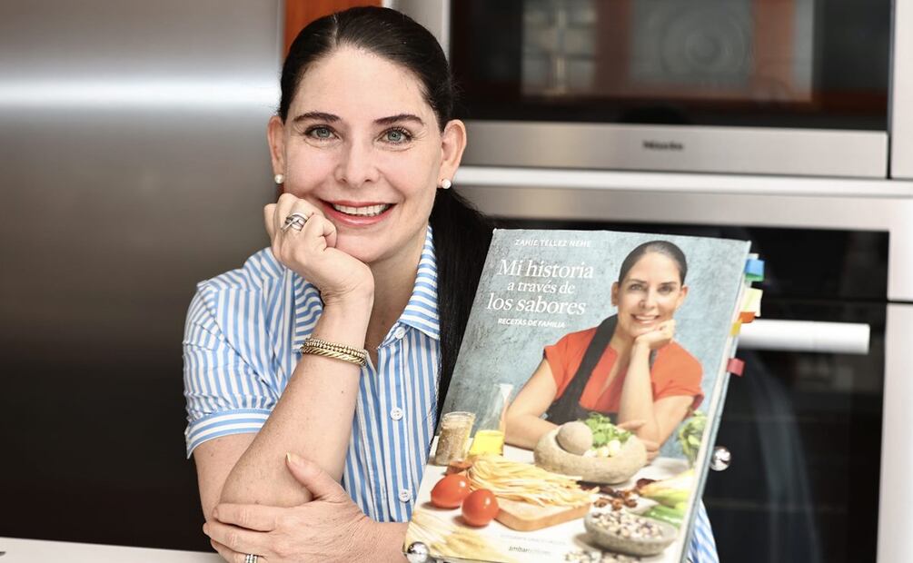 "Quería que la gente conociera un poco más de mí y contarle la historia, primero a Mariano. Mi historia a través de los sabores es un libro que le hice a él, en este texto cuento la vida de mi familia, dije: Mariano esto es para ti, honrando a mi papá, a mi mamá y a toda mi ascendencia". Foto: Berenice Fregoso/EL UNIVERSAL.