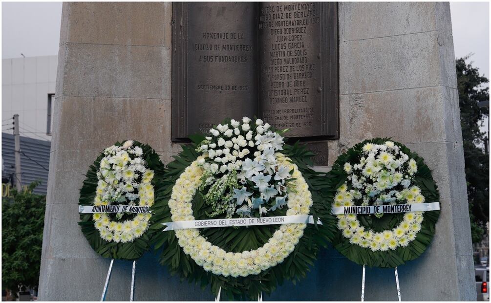 Las autoridades colocaron una ofrenda floral y escucharon la lectura de la carta de fundación en conmemoración del 428 Aniversario de la Fundación de Monterrey este 20 de septiembre de 2024. Foto: Especial