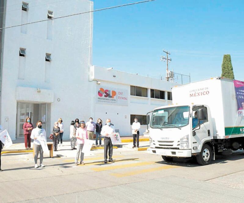 El gobernador, Juan Manuel Carreras, y la presidenta del DIF, Lorena Valle, dieron el banderazo de salida a las unidades que transportaban las despensas.