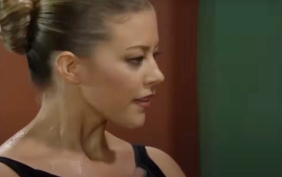Fernanda Castillo en un episodio de "Mujer, casos de la vida real", donde interpretó a Sandra, una bailarina de ballet que se exige demasiado.
Foto: YouTube / Unicable
