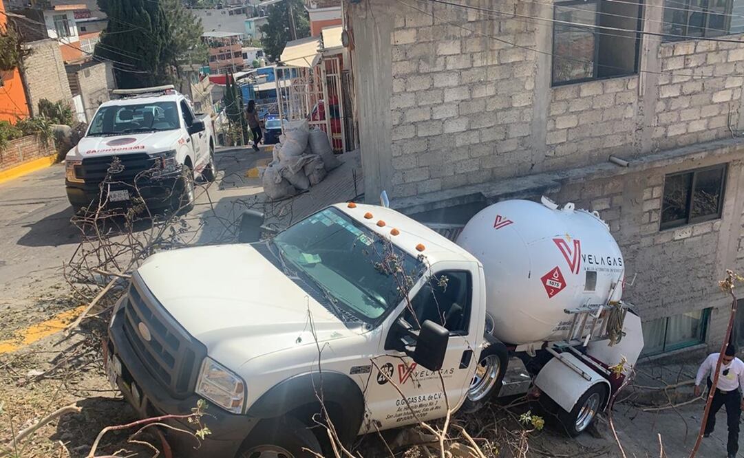 La pipa terminó colgada al chocar contra la pared de un domicilio particular de la calle Ignacio Zaragoza. Foto: Especial