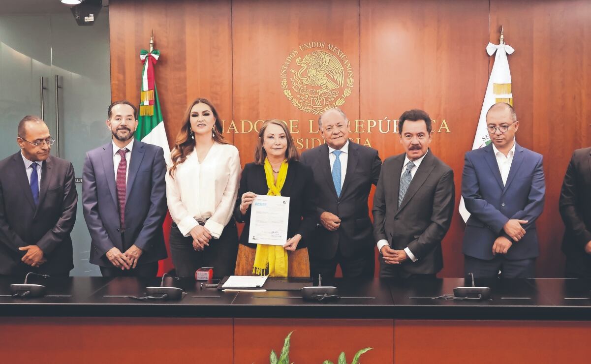 Laura Itzel Castillo, presidenta de la Mesa Directiva (con el documento en las manos), calificó la iniciativa como “una propuesta trascendental para el país”. Foto: Especial